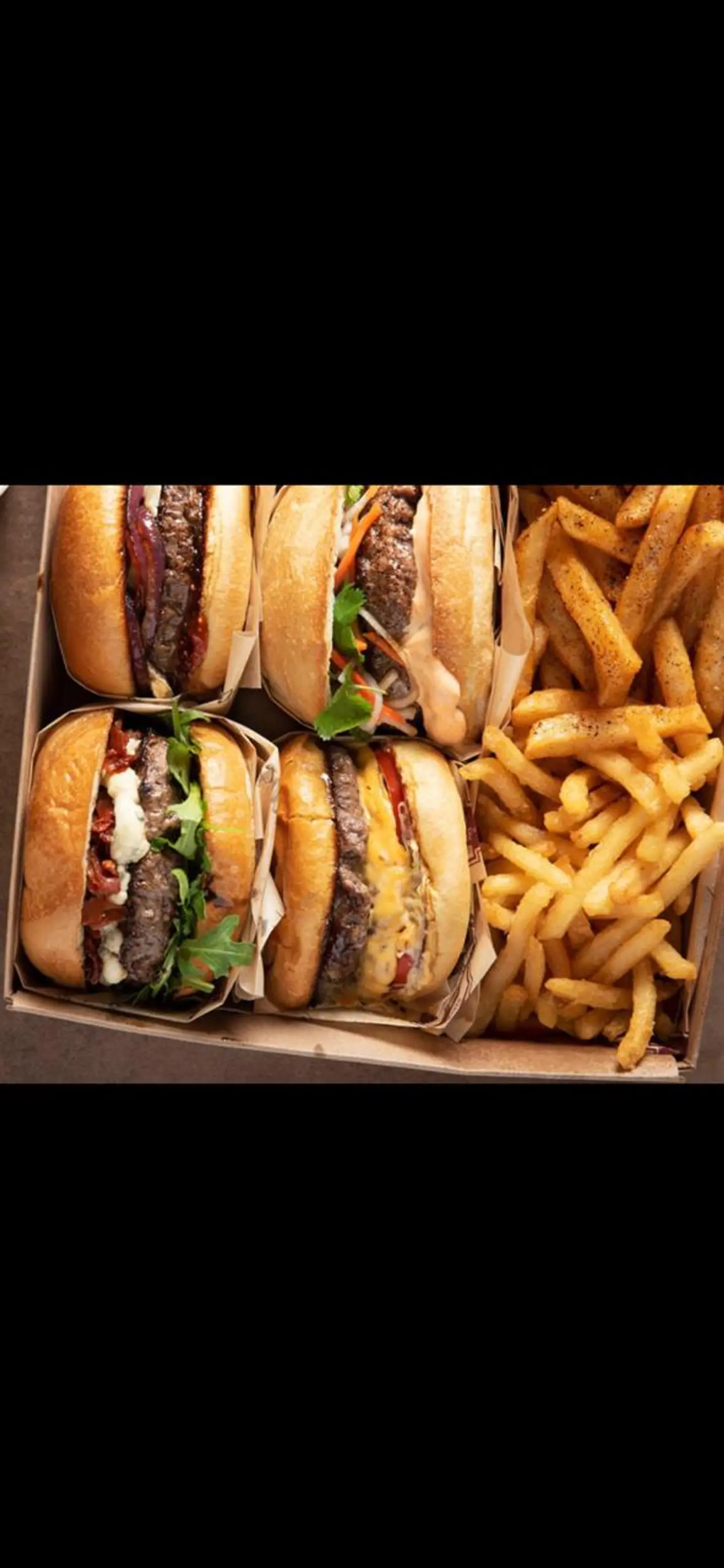 العرض الاول . فاميلي بوكس