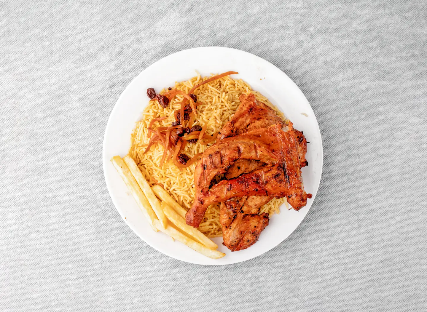 نصف حبة دجاج على الفحم مع رز