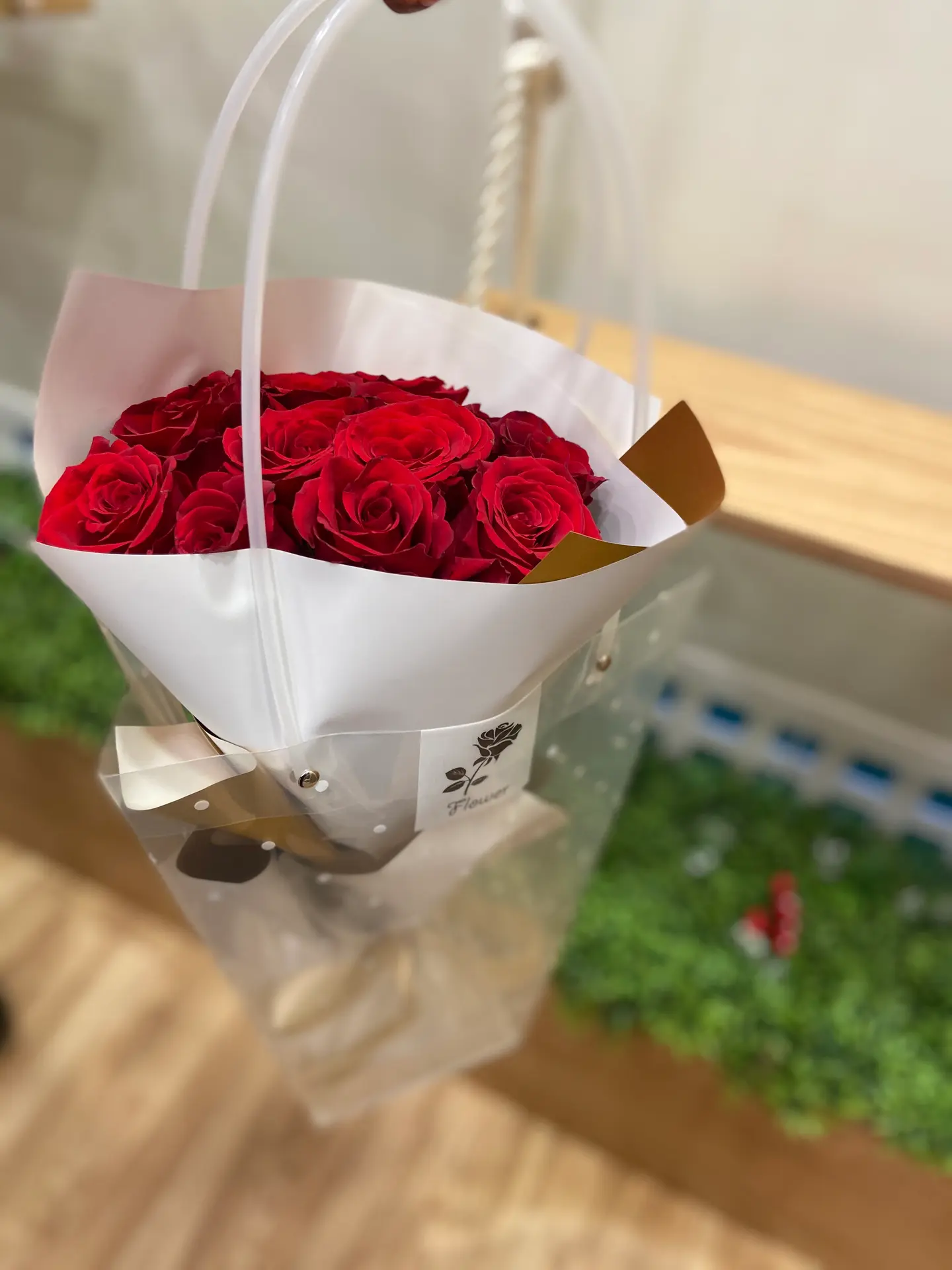 باقه ورد احمر مع كيس انيق شفاف
