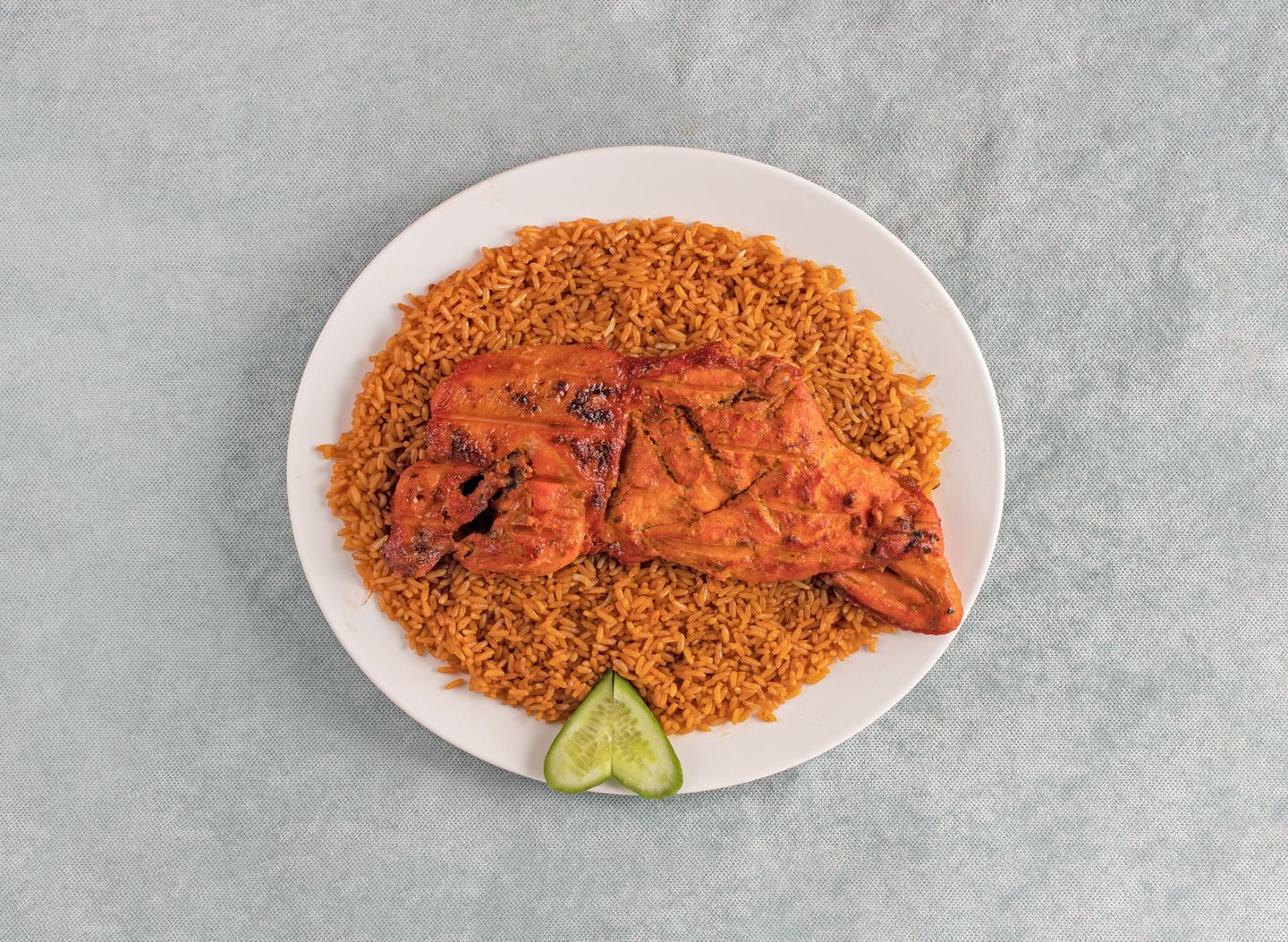 نص حبة دجاج  على الفحم مع أرز أحمر