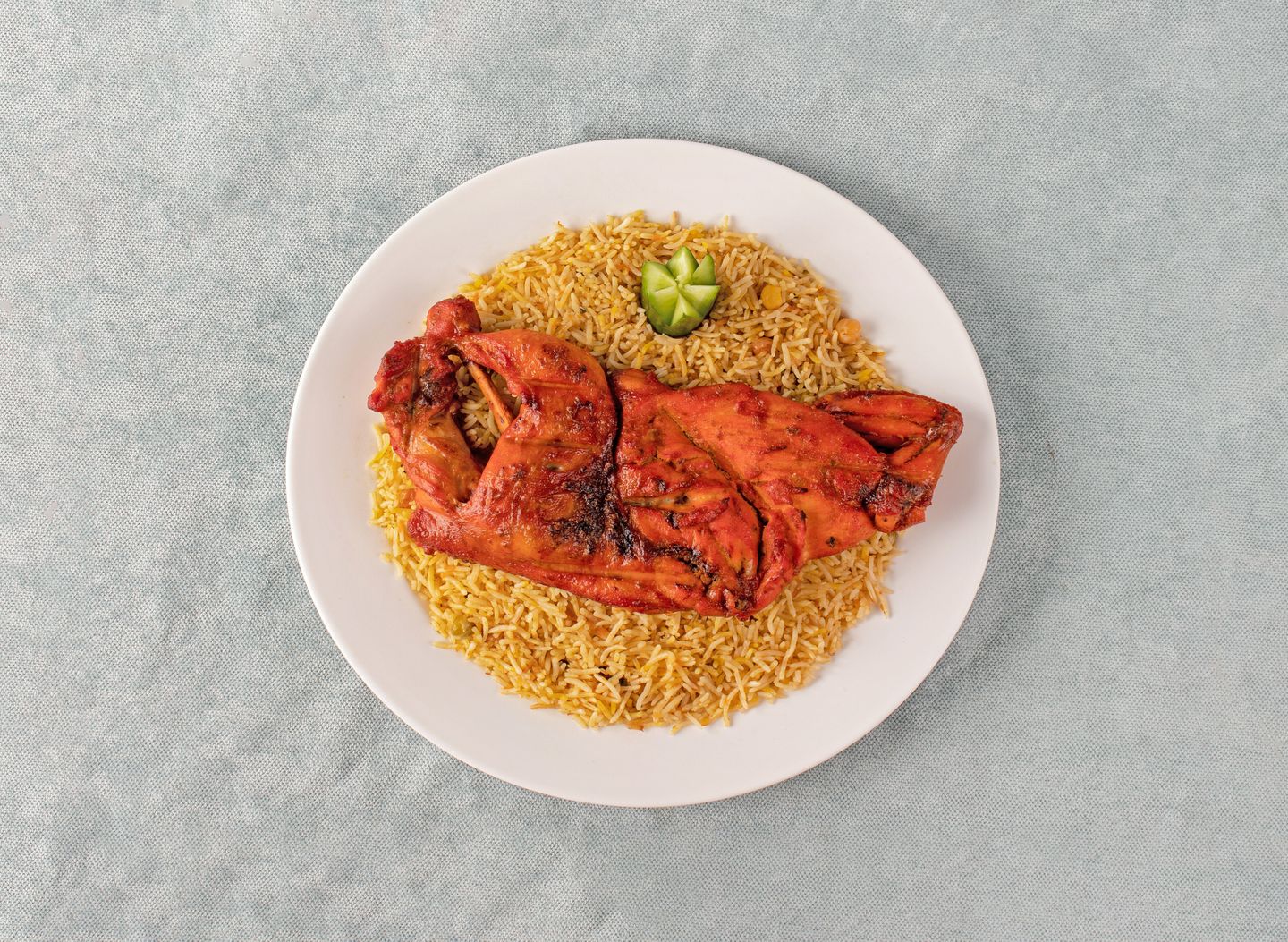نص حبة دجاج  على الفحم مع أرز بسمتي برياني