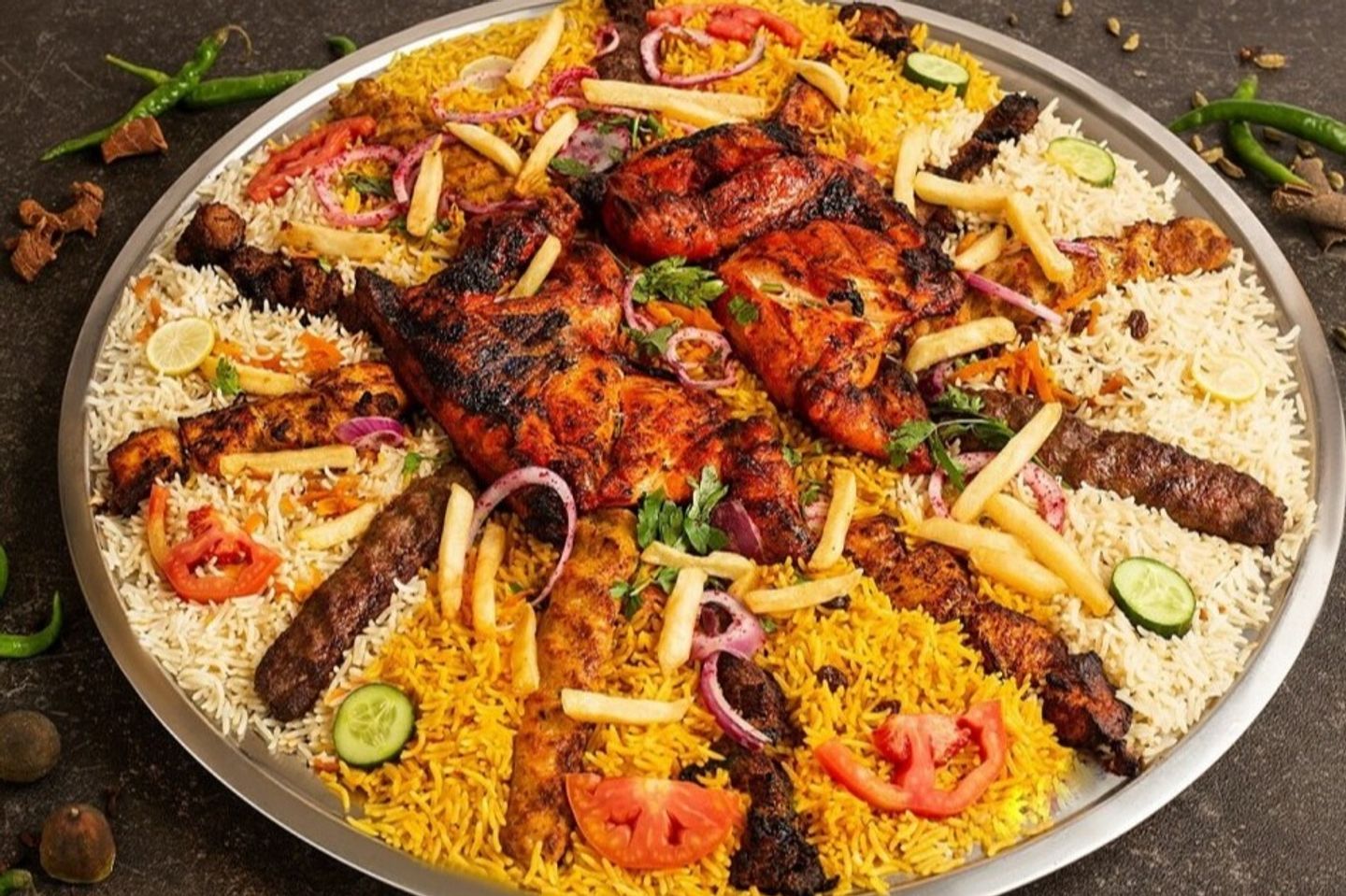 مدلل مشاوي مع الرز - صغير - 8 أسياخ ونصف دجاج تندوري مع الرز