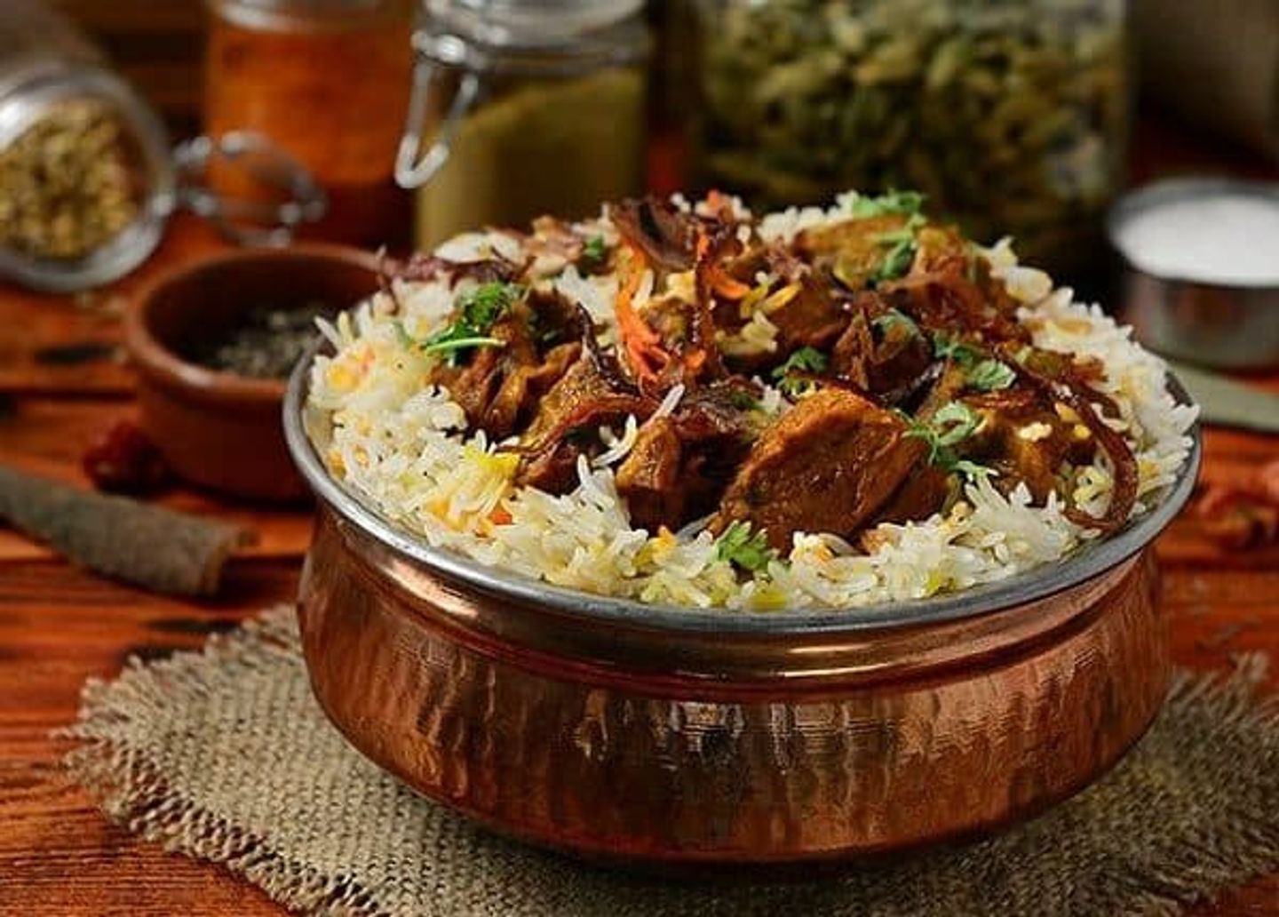 برياني لحم, سلطة لبن