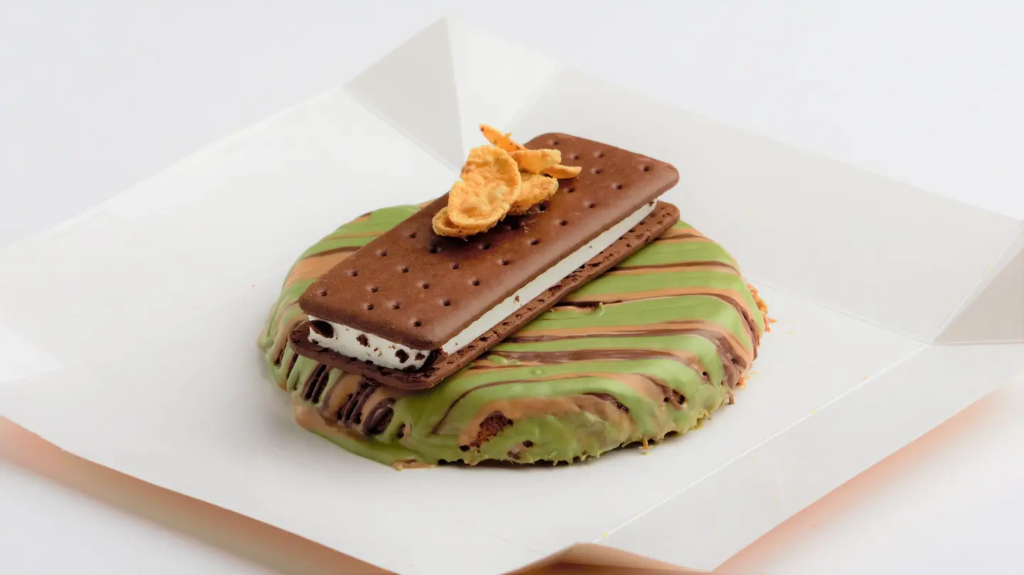 Rough Knafa Cream With Ice Cream Sandwich