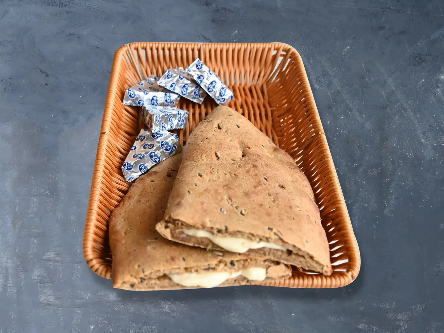 خبز احمر بالجبن
