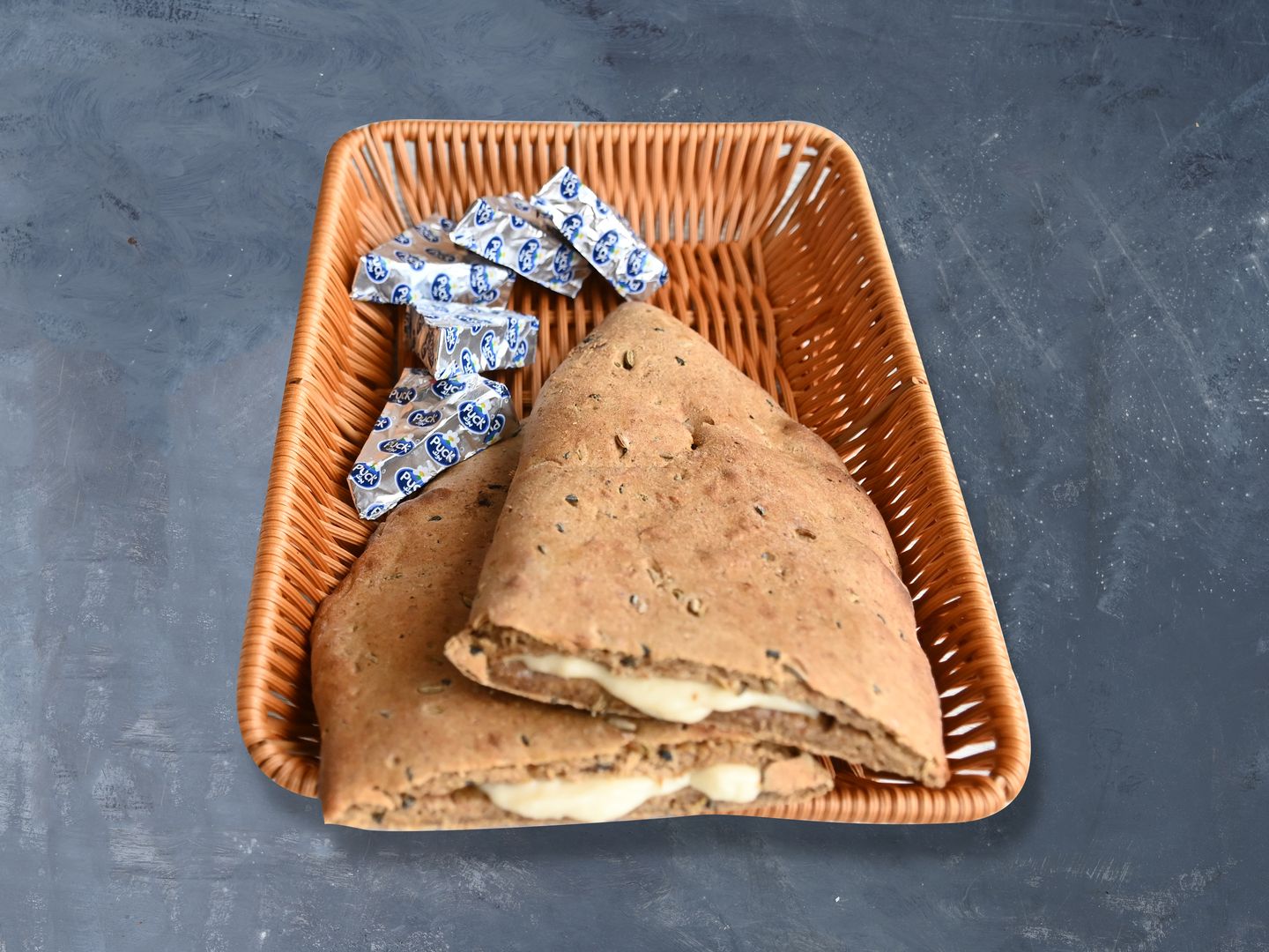 خبز احمر بالجبن