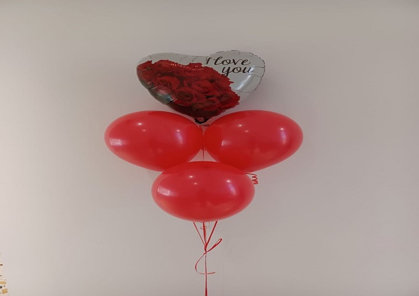 بالون على شكل قلب و روز