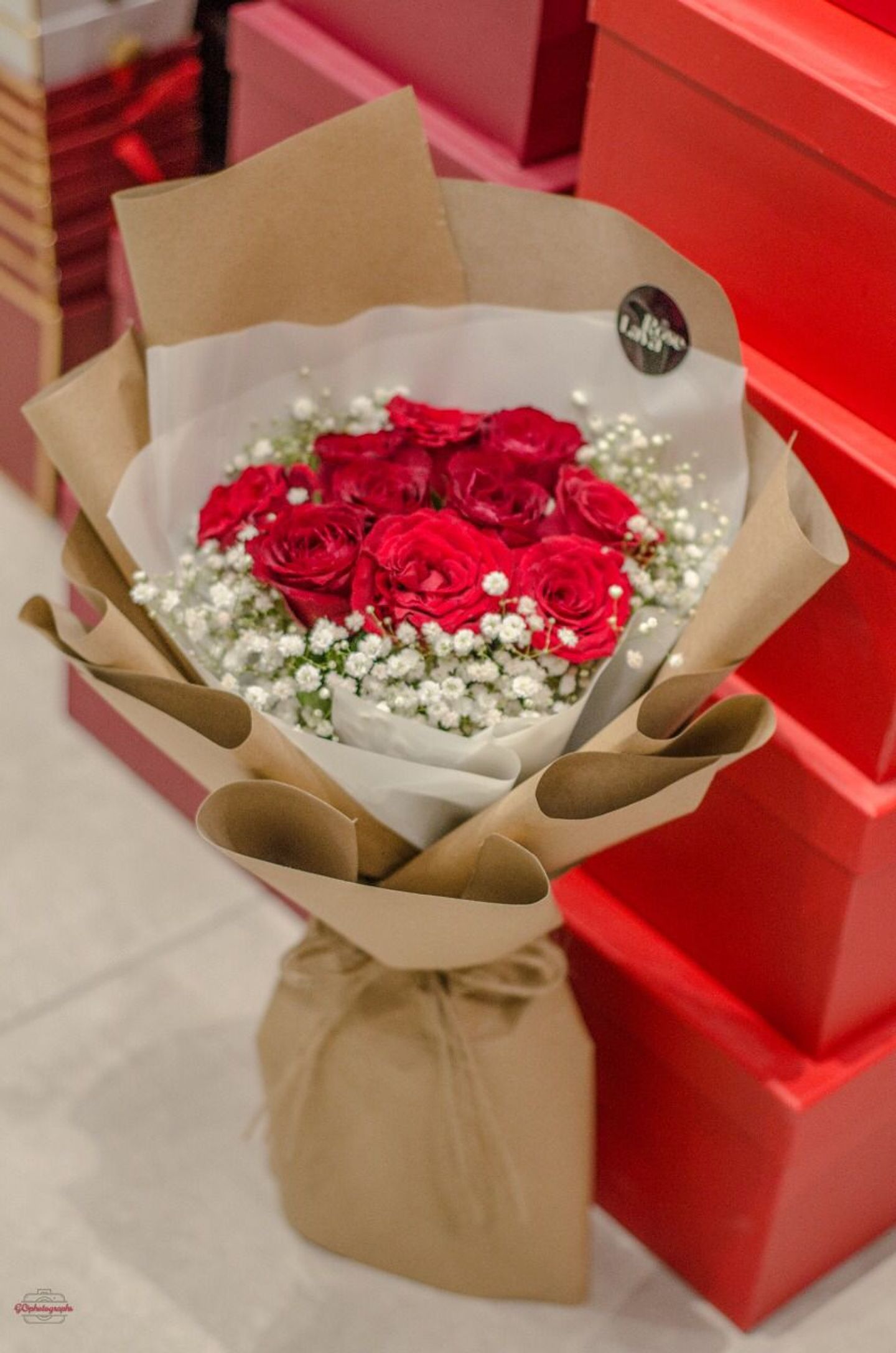 باقة حمراء من ورق بني
