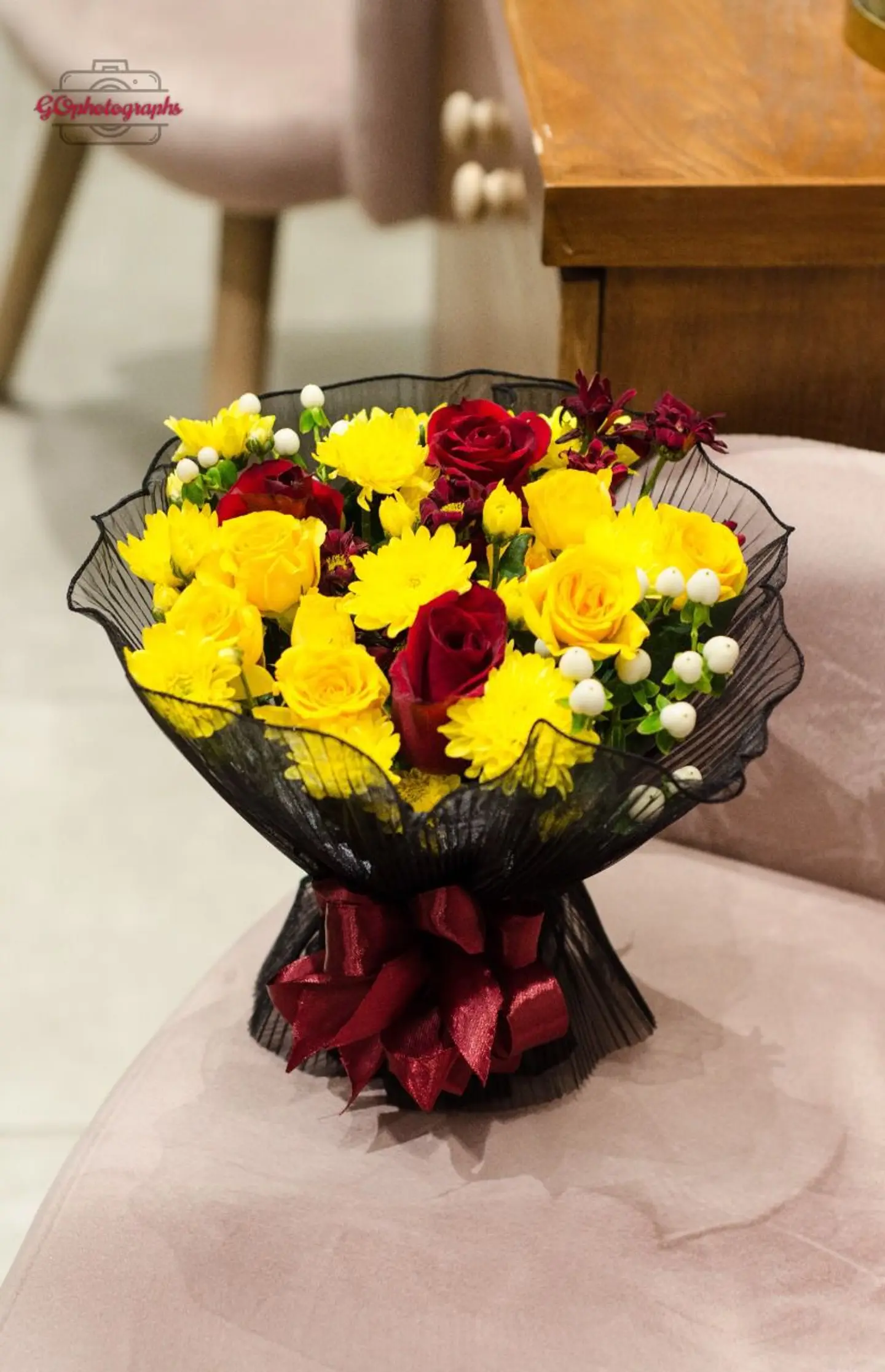 باقة حمراء صفراء في قماش أسود