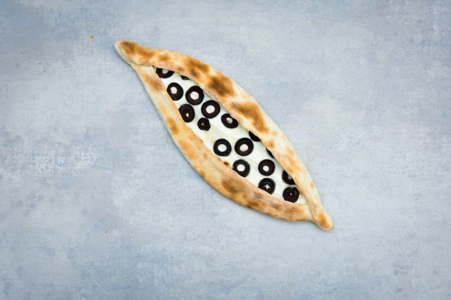 جبن بالزيتون