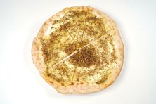 منقوشة زعتر وحلوم