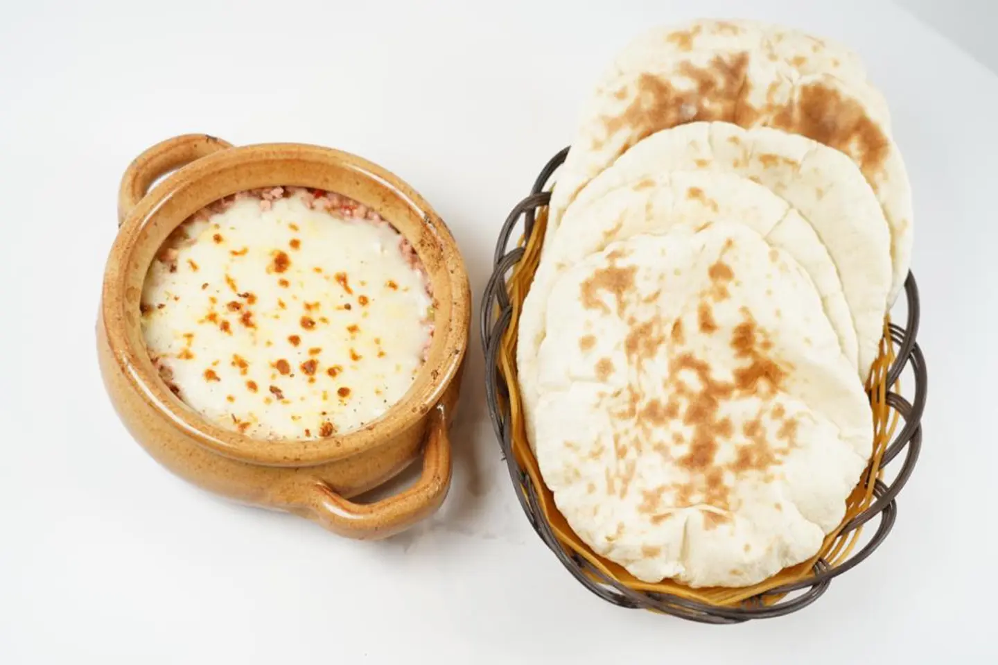 طاجن هوت دوق بالبيض والجبن