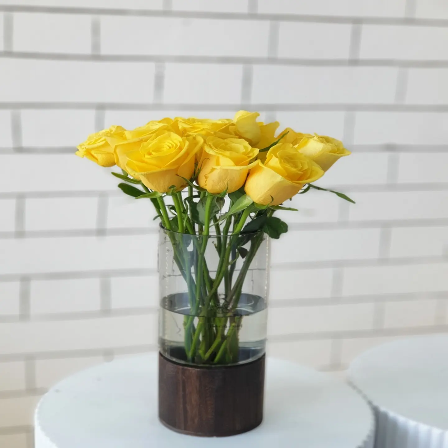 ورد جور اصفر مع فازة خشبية