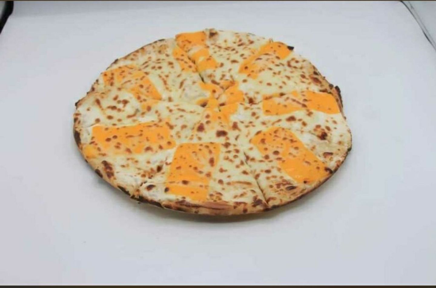 بيتزا الأجبان الثلاثة - صغير