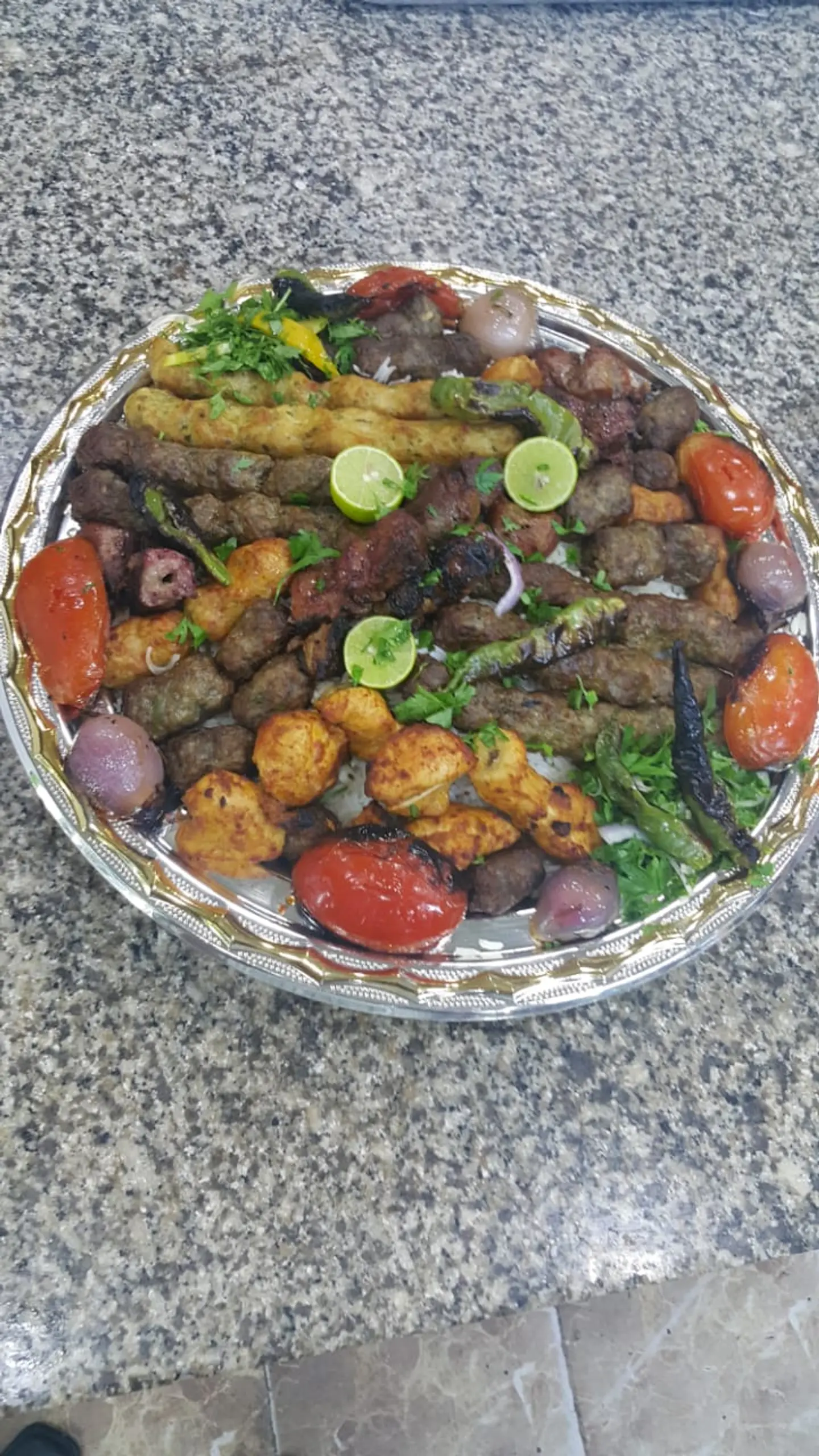 صحن مشكل مشاوي مع الرز