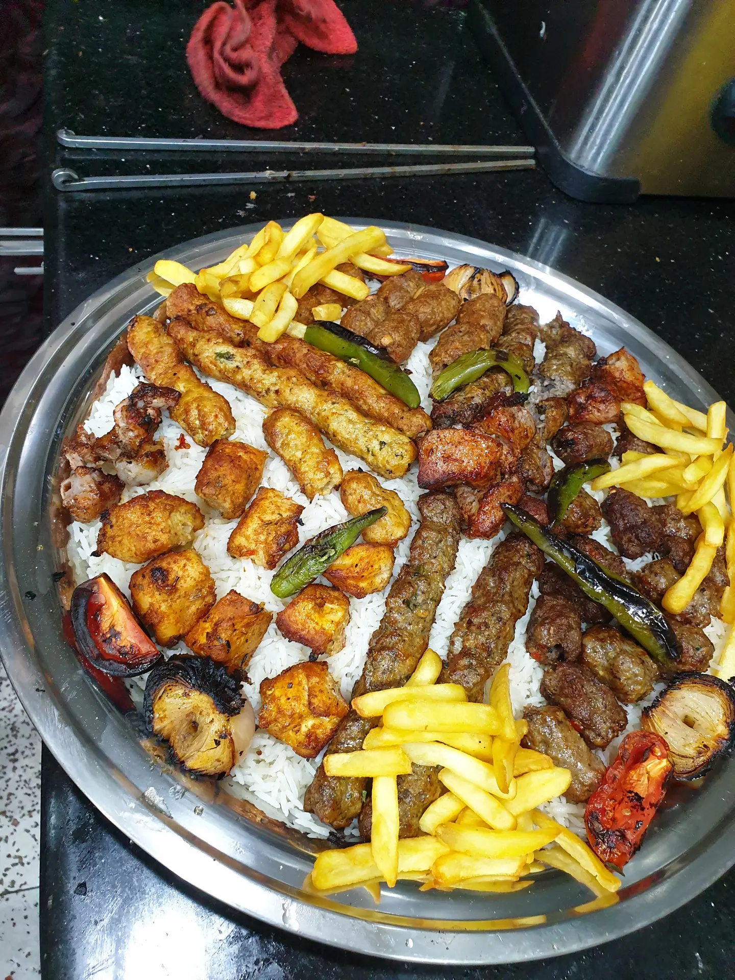 صحن مشاوي مشكل مع الرز