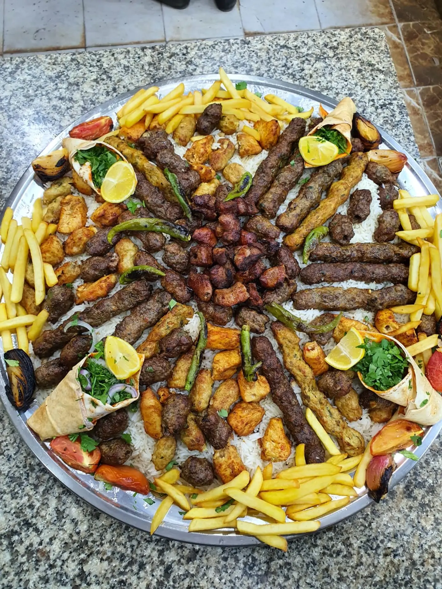 صحن مشاوي مشكل مع الرز