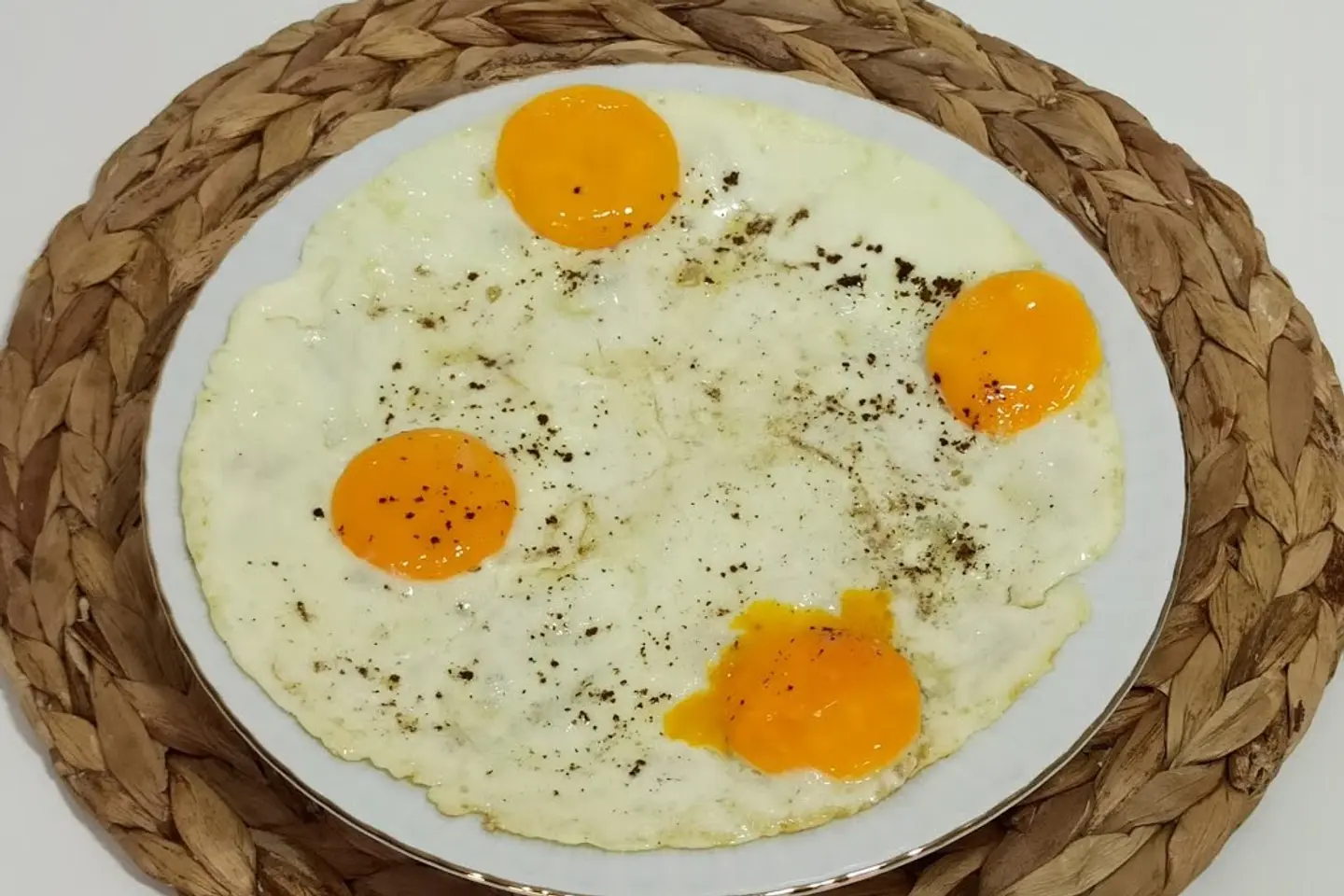 صحن بيض عيون