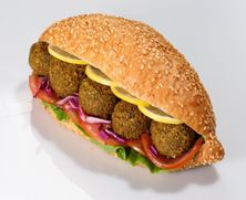 فلافل مشكل خبز كعكة مع بيض مسلوق