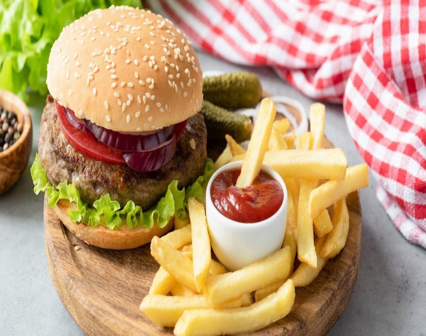 برجر لحم بالجبنة مع بطاطس