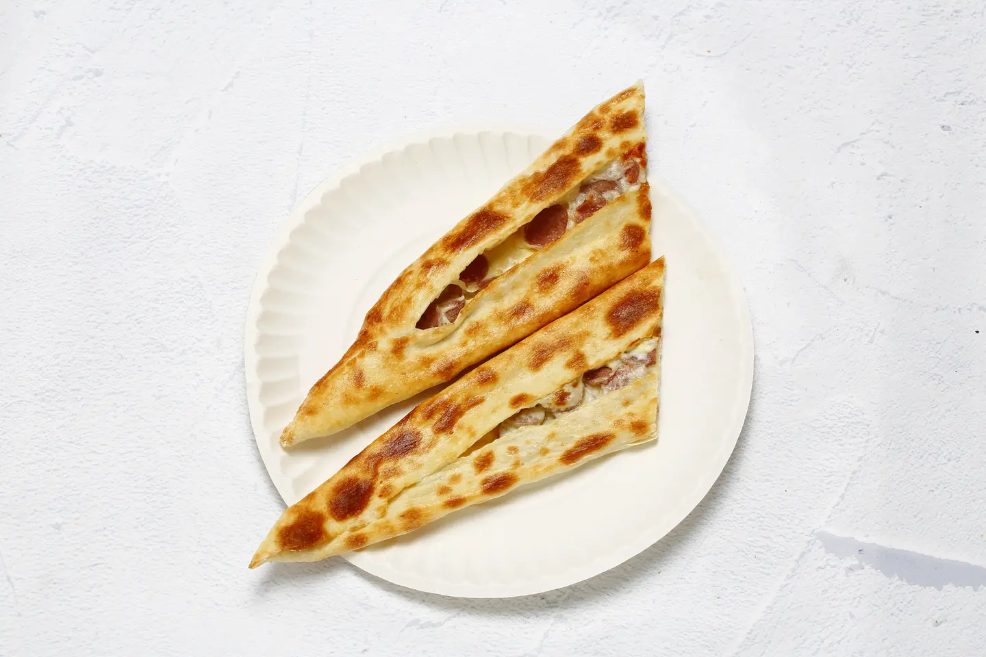 فطيرة نقانق بالجبن