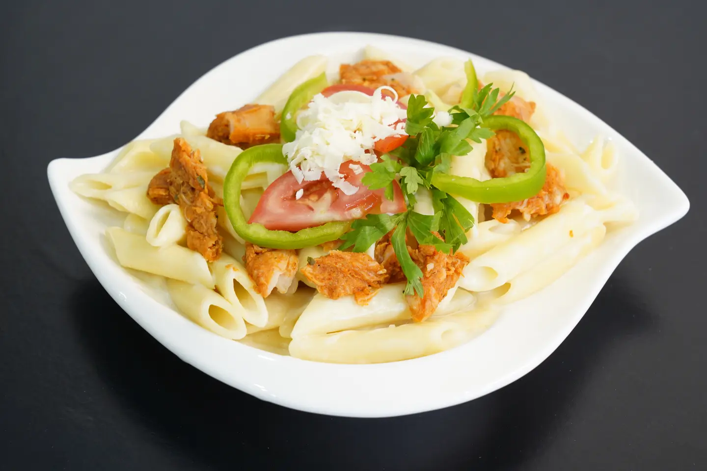 باستا بيضاء مع الدجاج