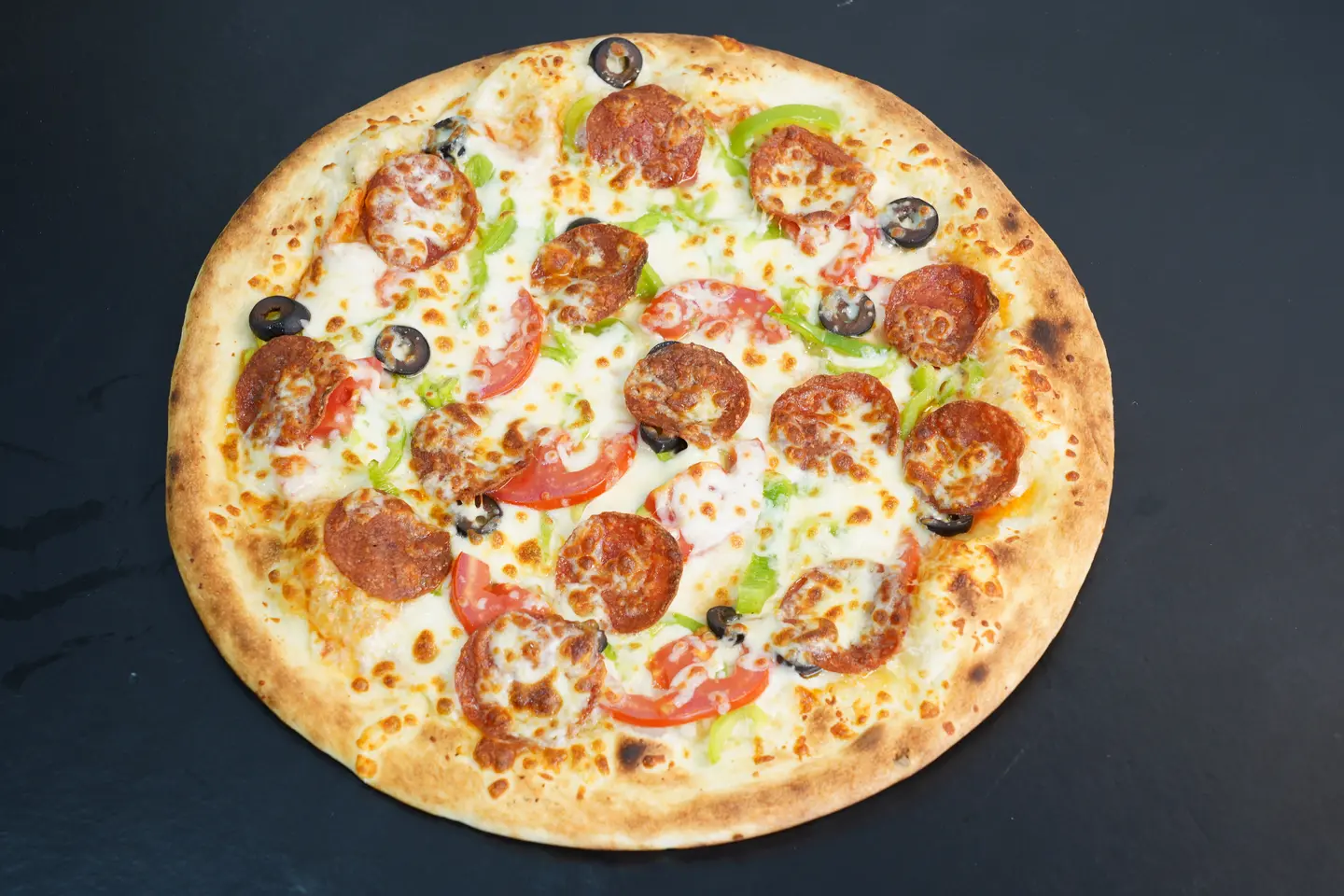 بيتزا ببروني مع خضار