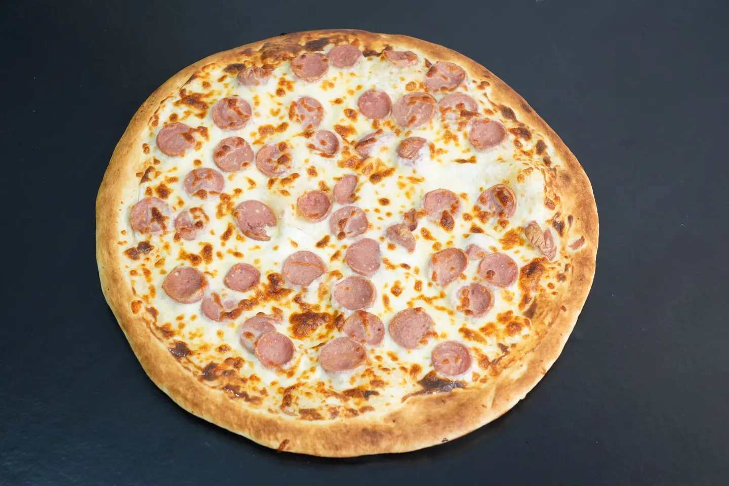 بيتزا نقانق جبنه سائل