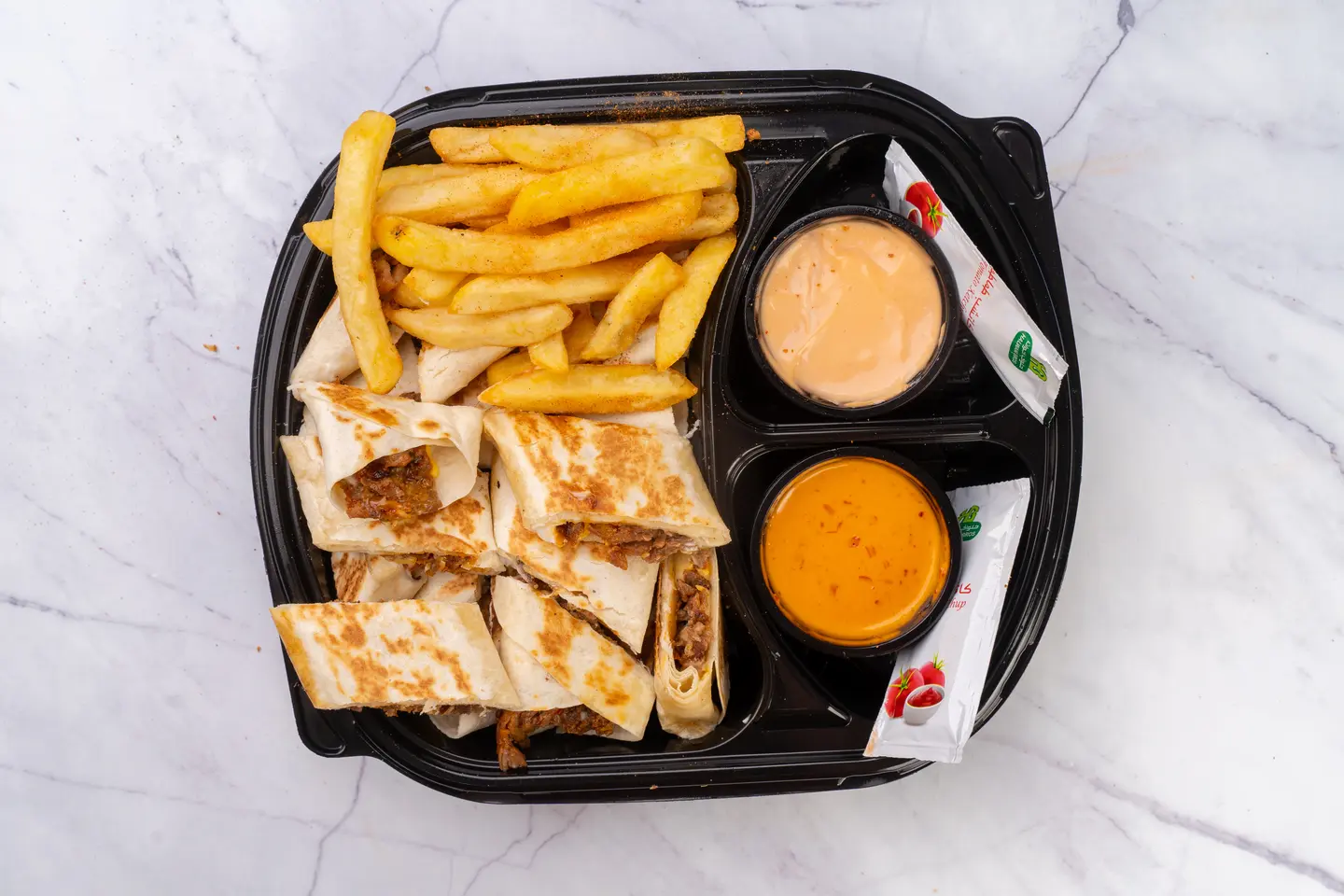 صحن عربي وسط شاورما لحم