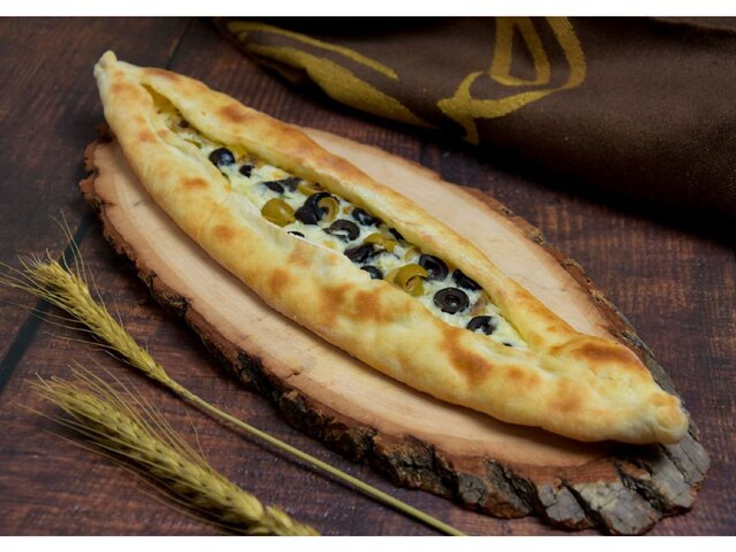 جبن عكاوي بالزيتون طويل