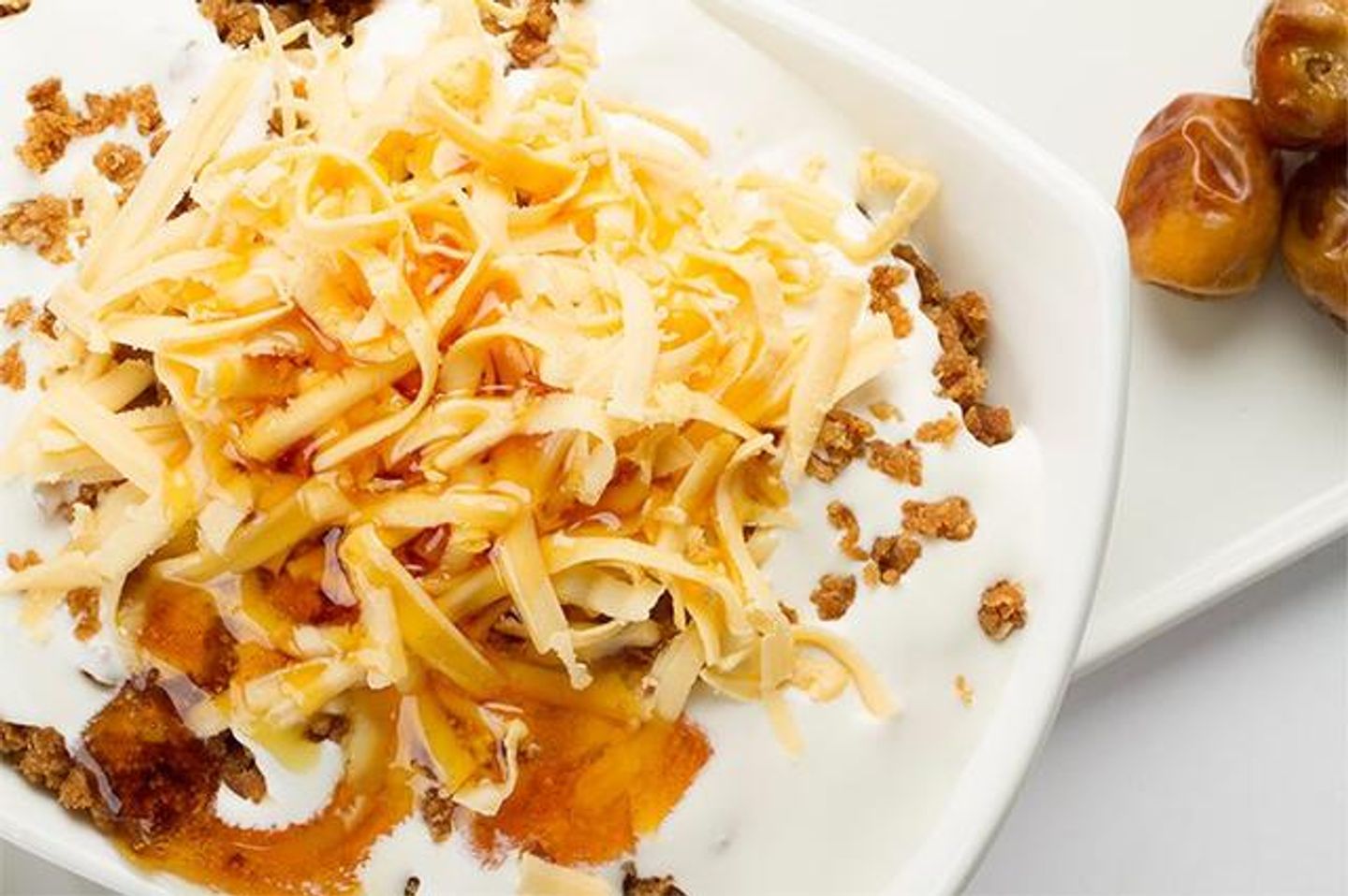 Areekah With Cream, Honey And Cheese