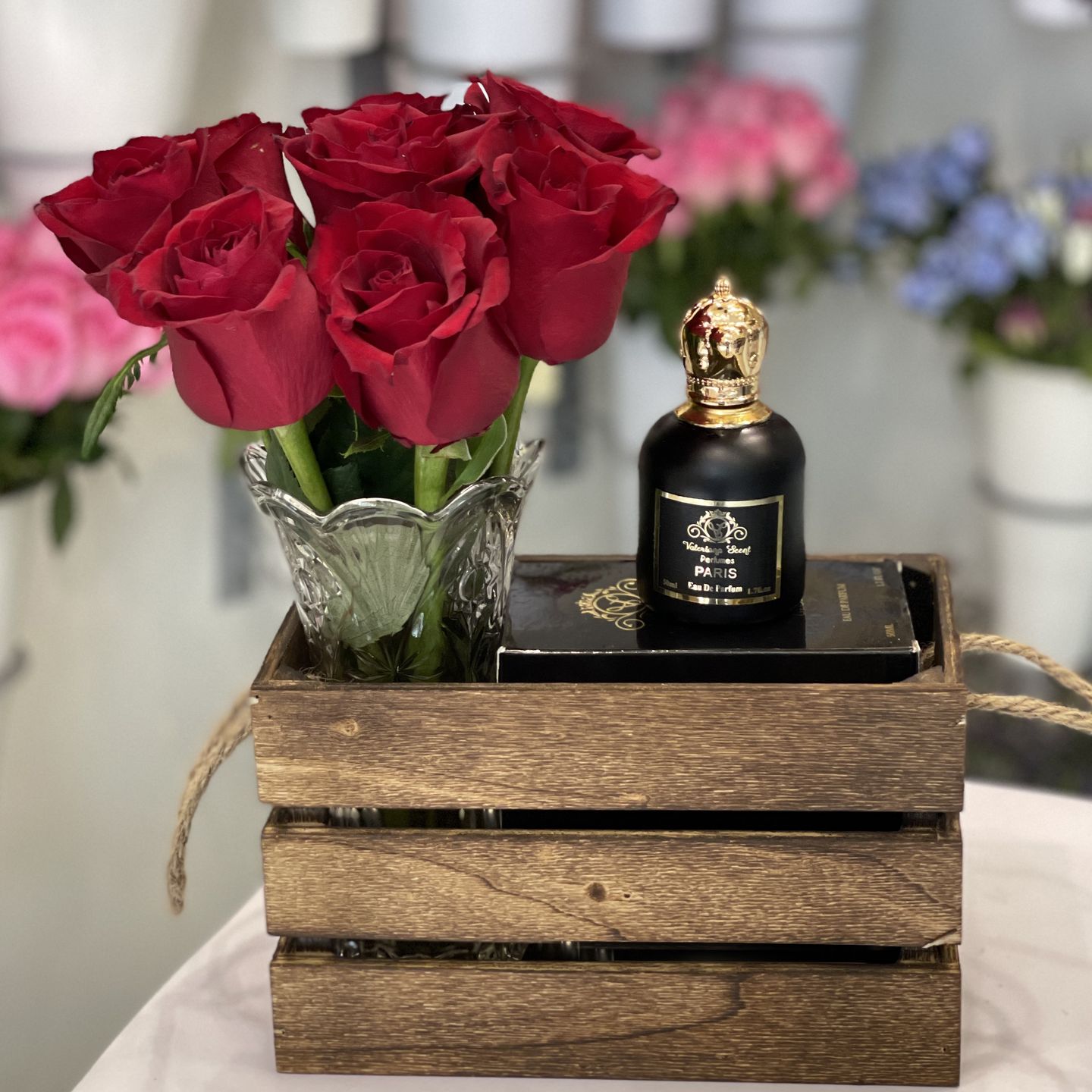عطر ومزهرية
