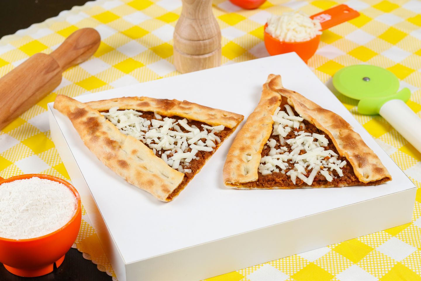 فطيرة لحم بالجبن