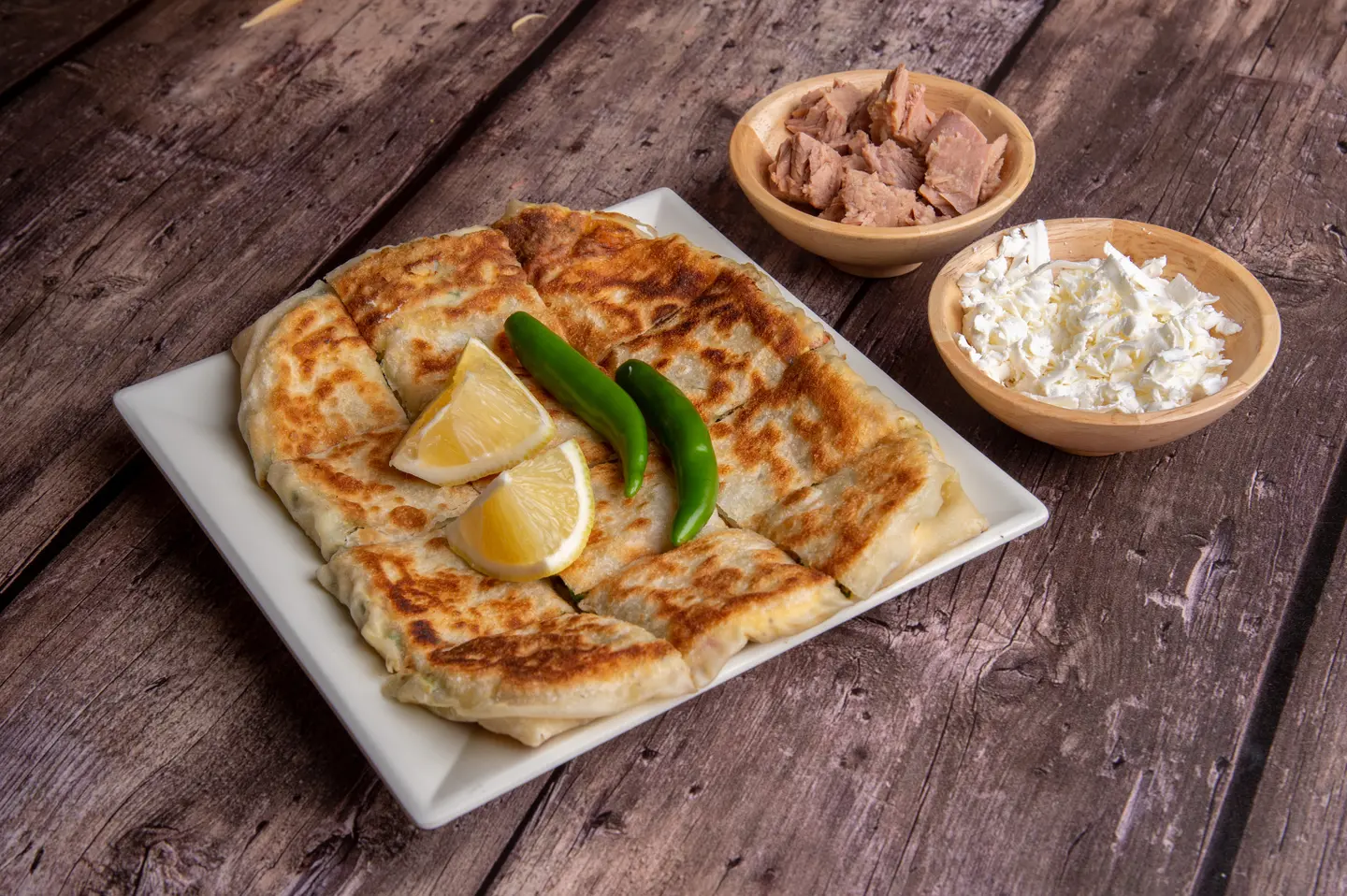 مطبق تونة و جبنة
