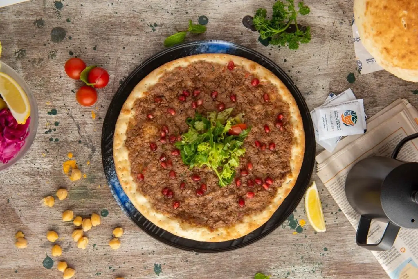 منقوشة مع لحم بعجين