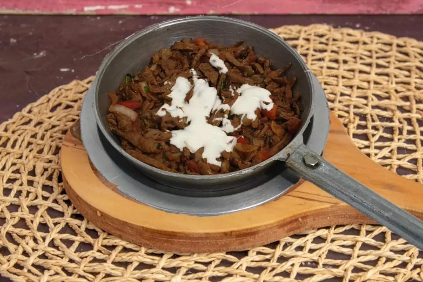 مقلقل لحم مع الجبن