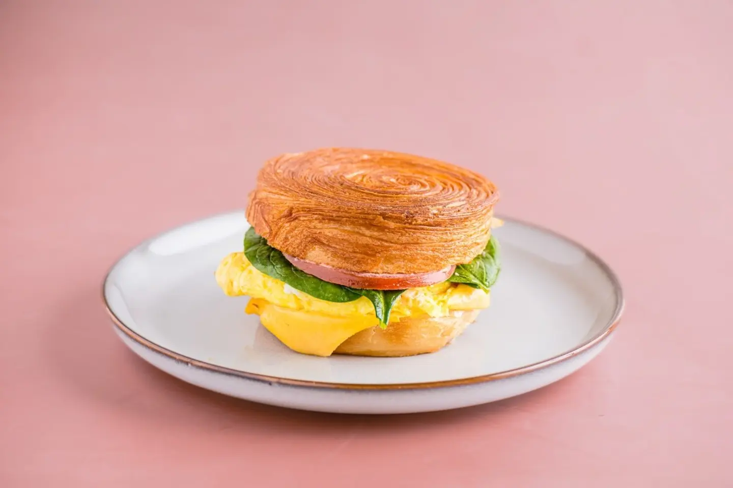 ساندويش سكرمي المميز بالبيض