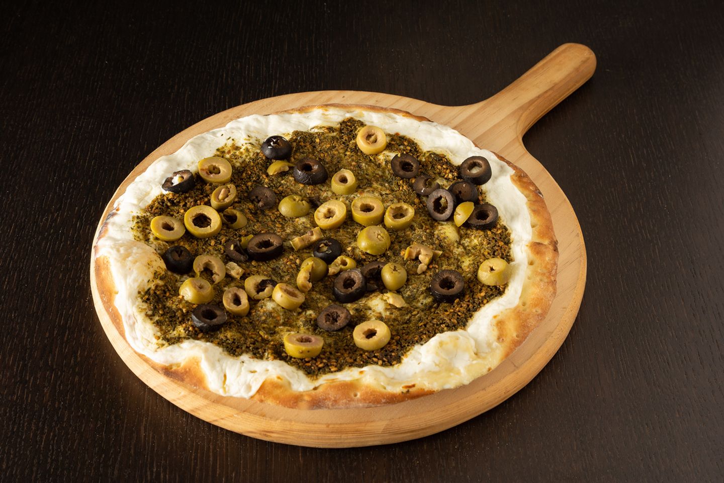 لبنة بالزعتر والزيتون