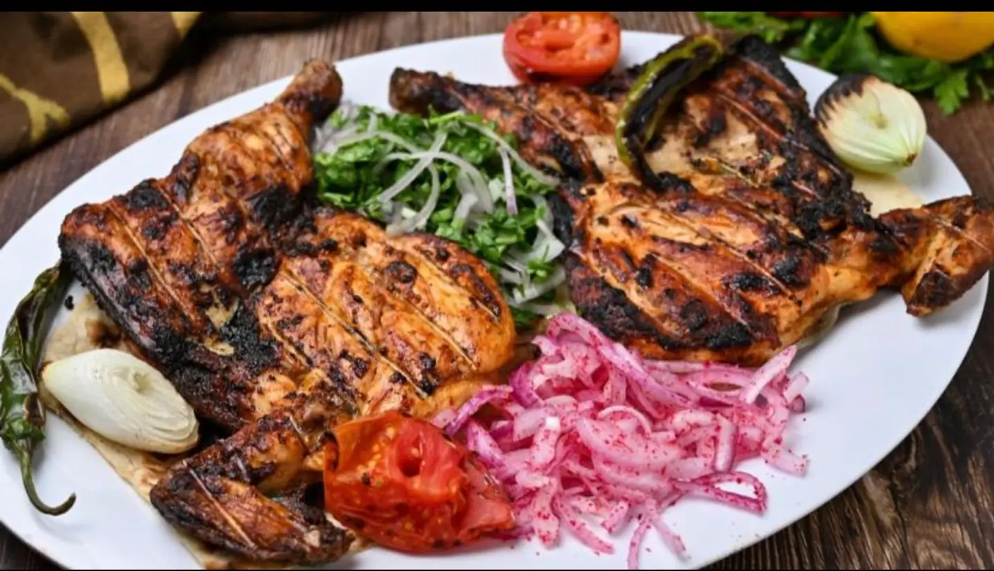 دجاجة كاملة على الفحم