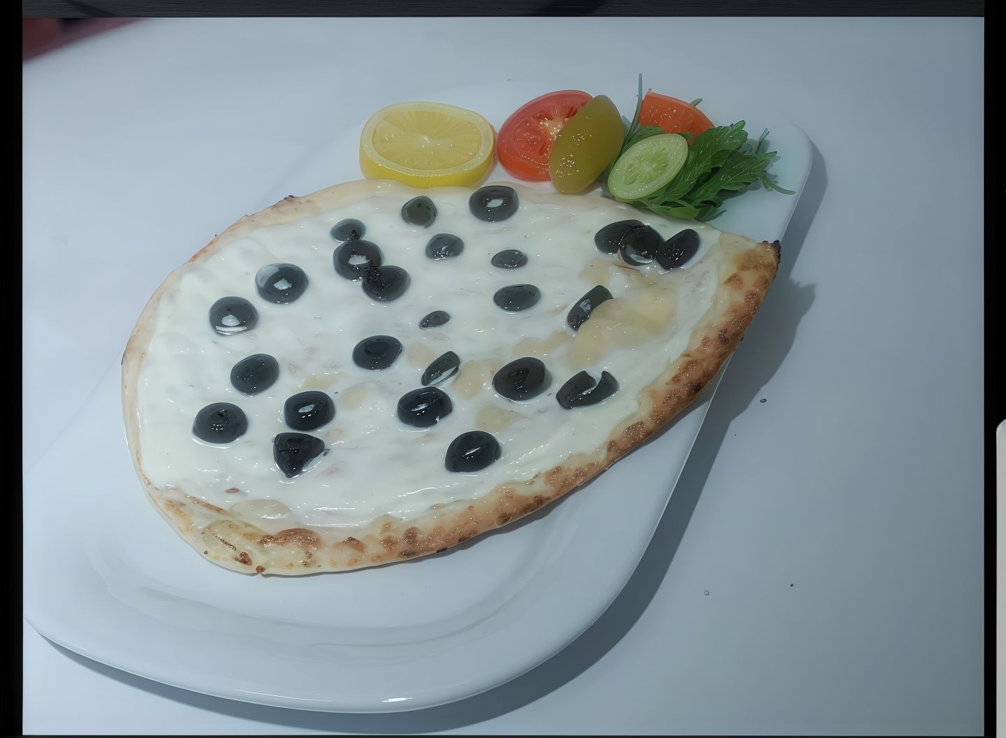 لبنه مع جبن و زيتون