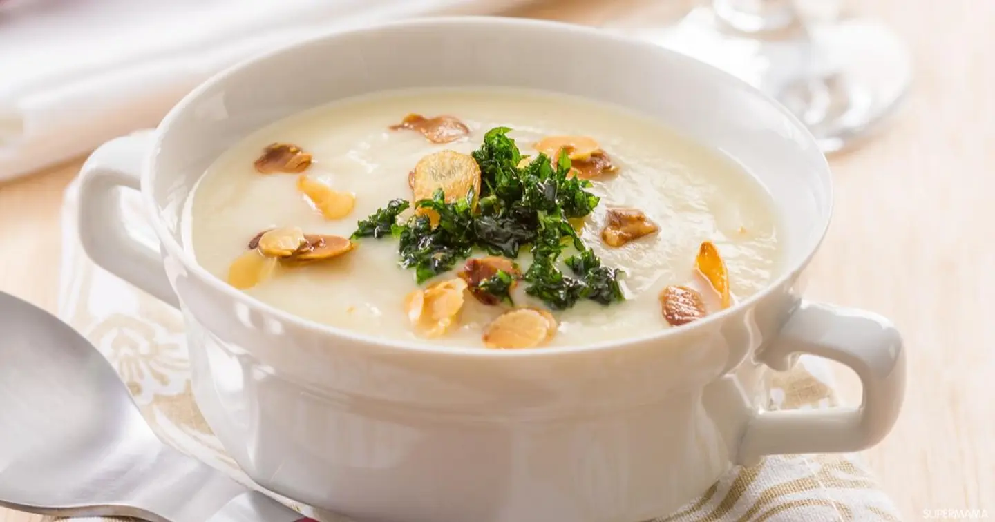 شوربة الدجاج باللوز