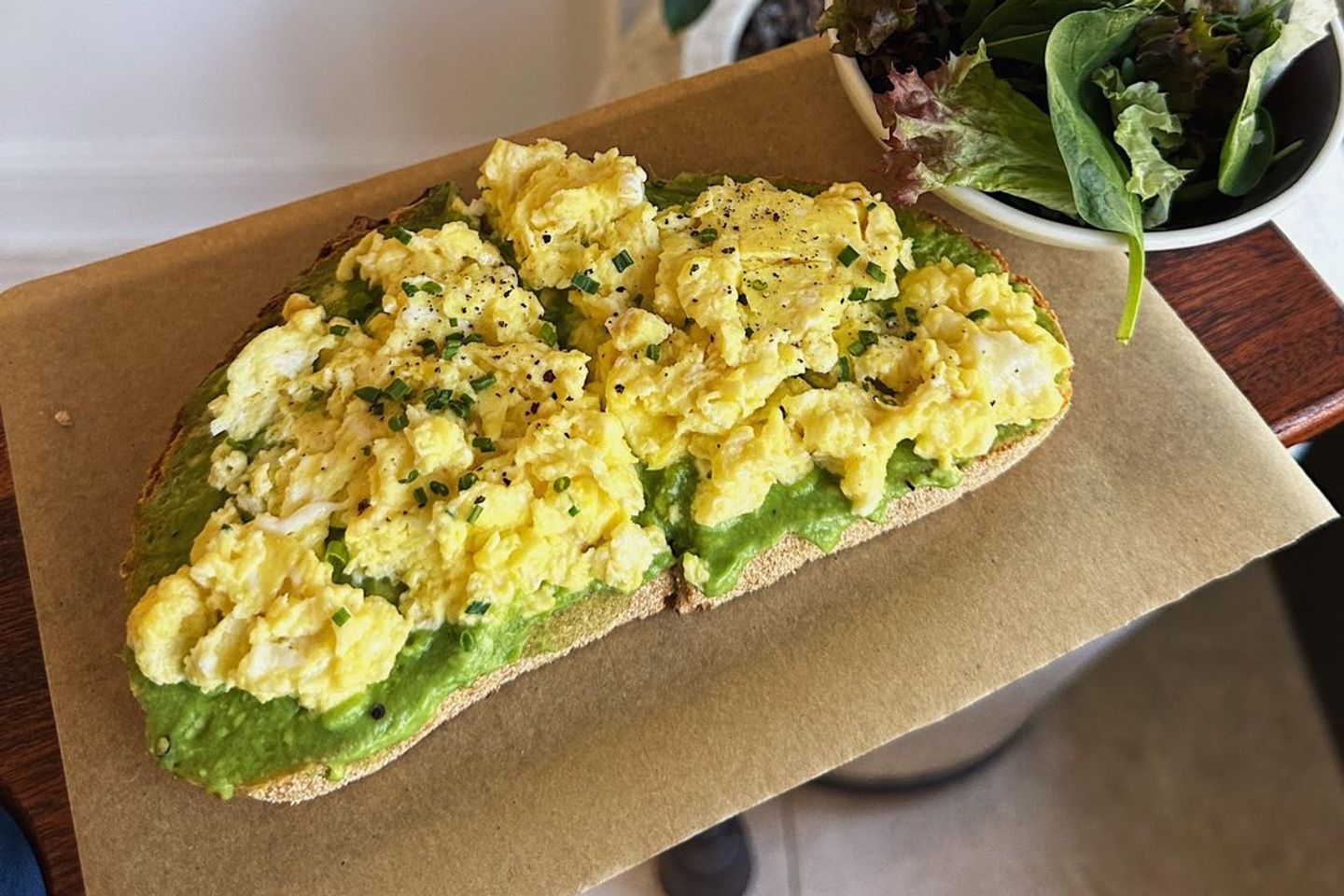 بيض مع افوكادو