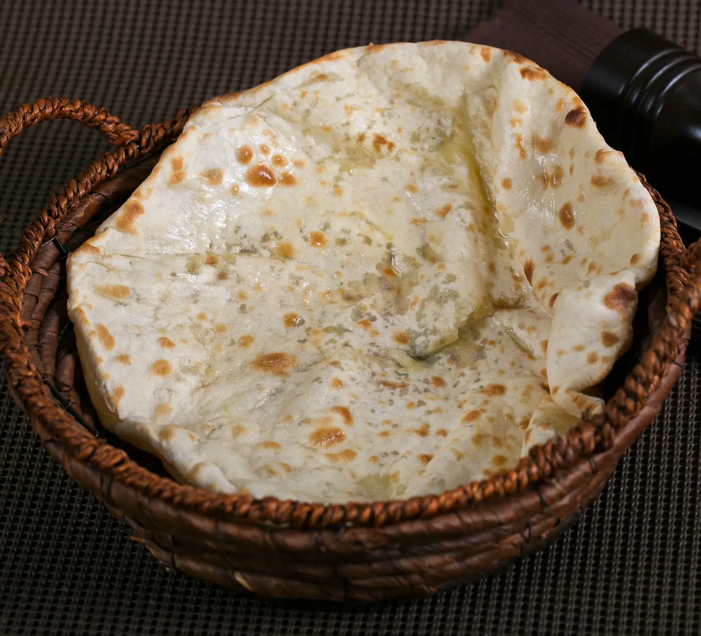 خبز بالجبنة