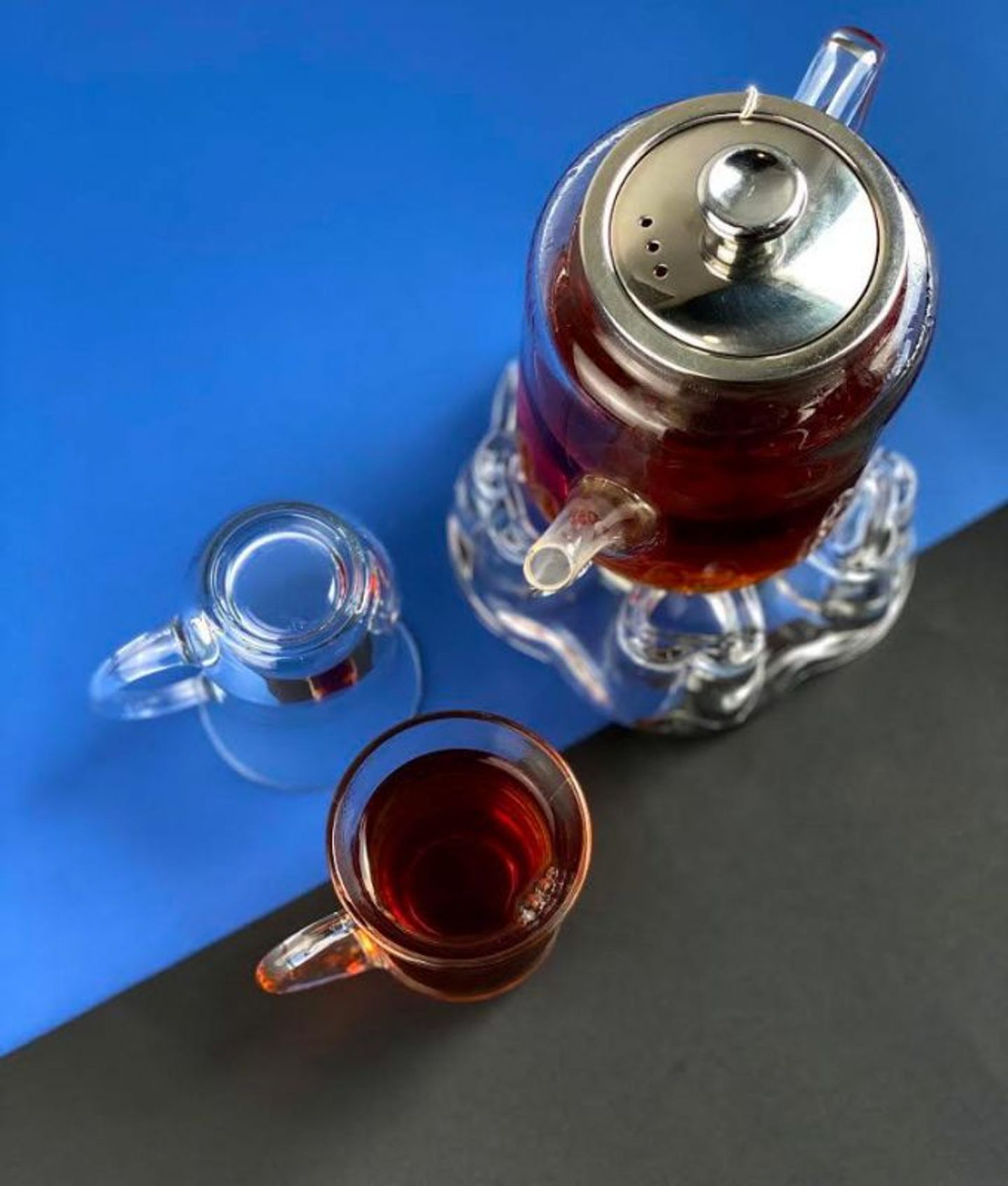 إبريق شاي أحمر