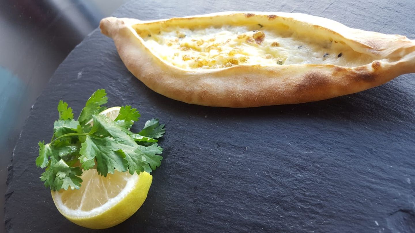 فطيرة لبنة بالجبن والبيض