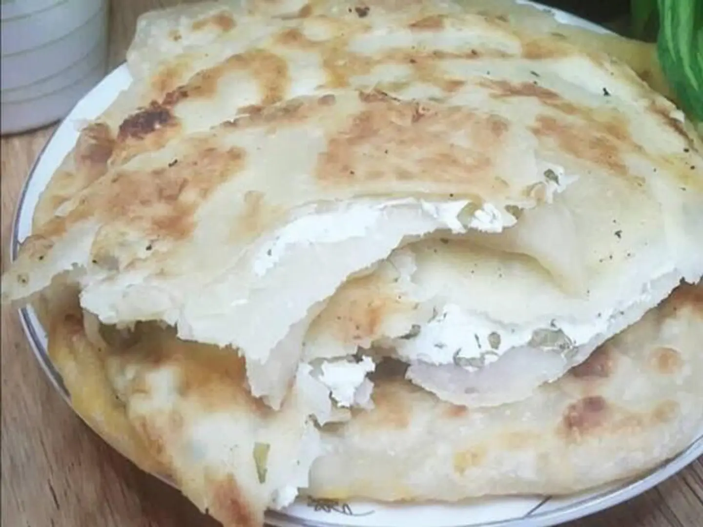 خبز  أبيض لبنه بالزيتون