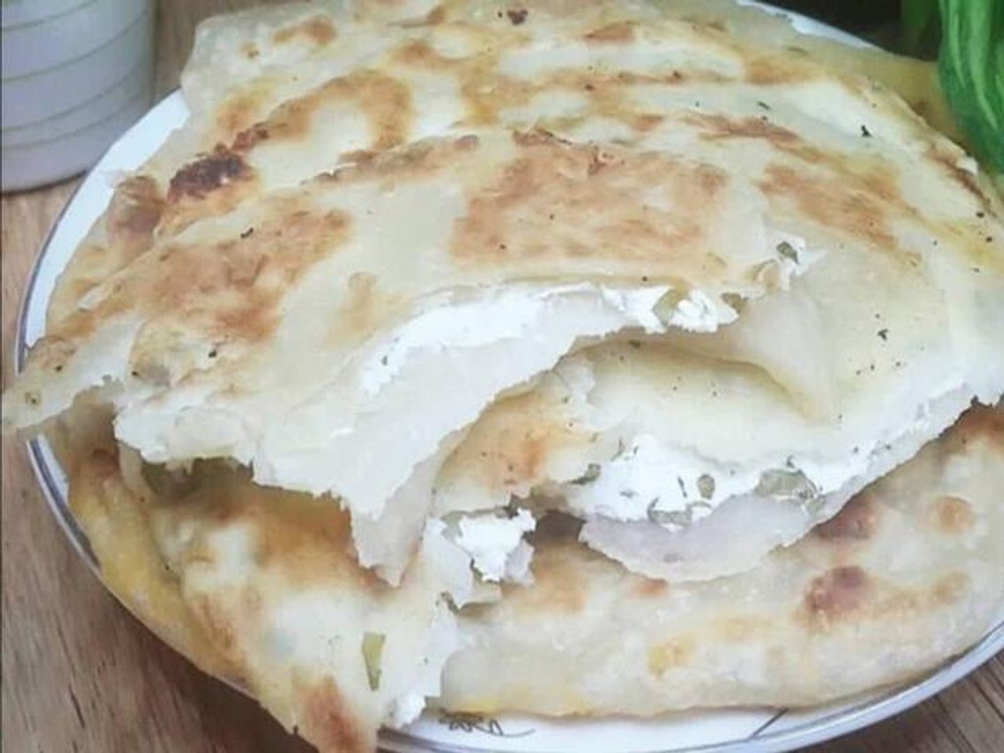خبز  أبيض لبنه بالزيتون