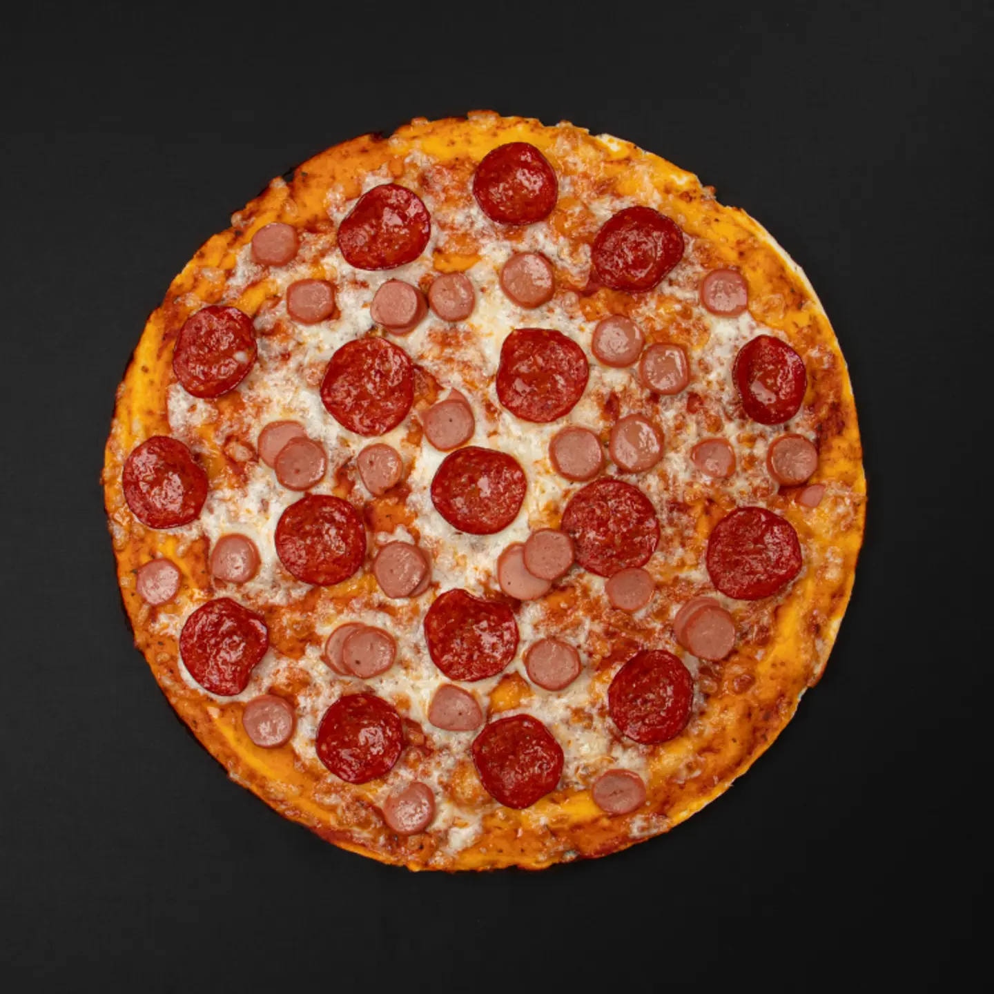 بيتزا بيبروني و نقانق