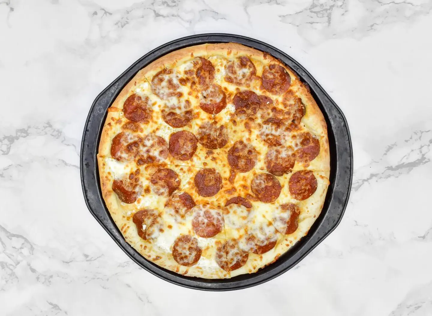 بيتزا بيبروني و جبن سائل