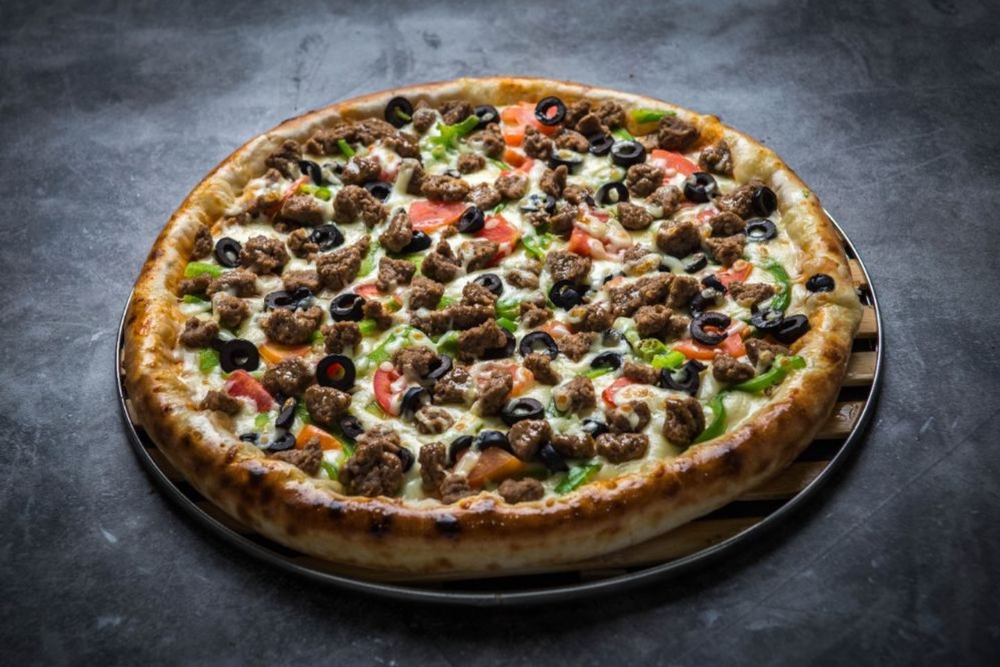 Beef Pieces With Vegetables Pizza